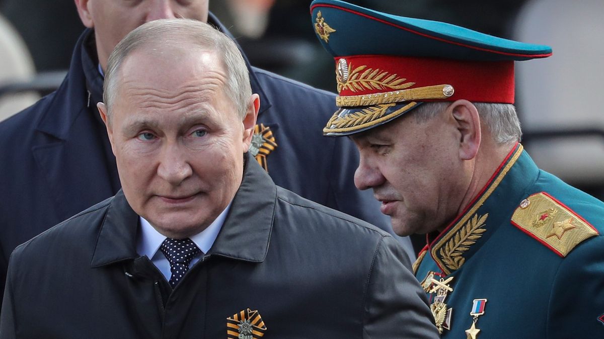 Boj za zdmi Kremlu. Putin se chce zbavit Šojgua, síť jeho vztahů nemůže protrhnout